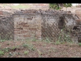 04712 ostia - regio i - insula xvi - caseggiato (i,xvi,1) - ostseite - raum an der suedostecke - detail - nordwand - 09-2023.jpg